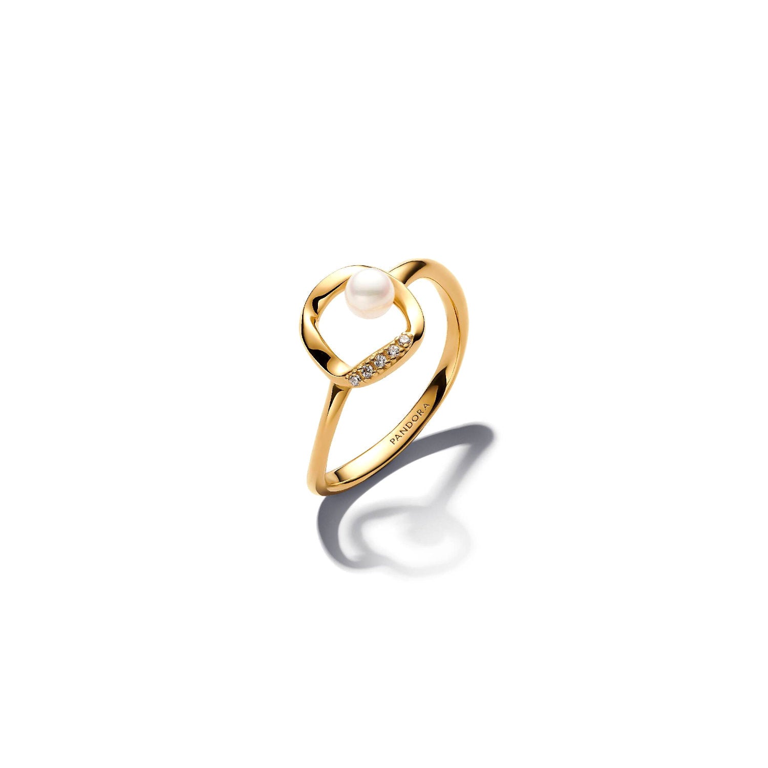 Pandora - Anello Cerchio Linea Sinuosa con Perla d'Acqua Dolce Coltivata e Pavè finitura oro